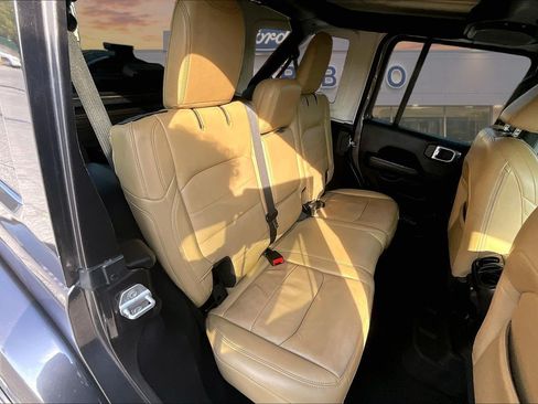 Used 2018 Jeep Wrangler Unlimited Sahara AWD/4WD image 24