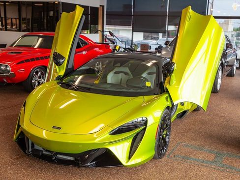 Used 2023 McLaren Artura image 11