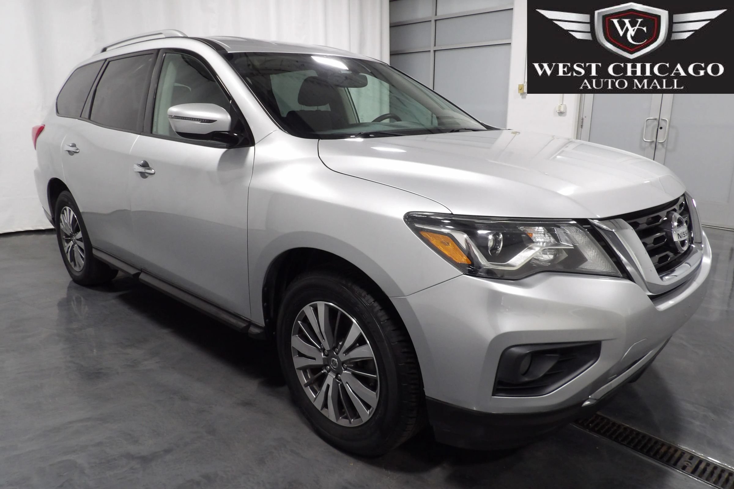 Used 2019 Nissan Pathfinder SV FWD image 1