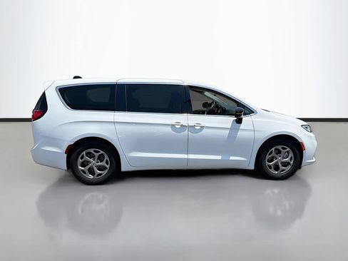 Used 2025 Chrysler Pacifica Select FWD image 3