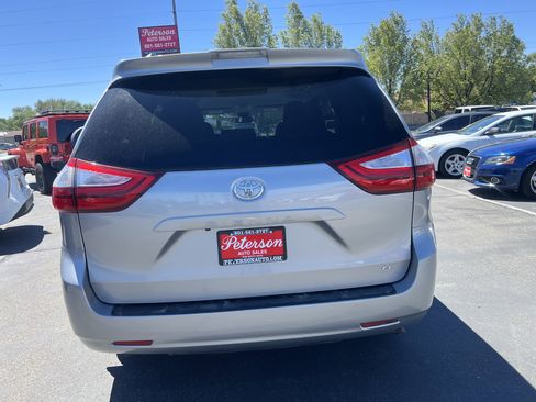 Used 2018 Toyota Sienna LE w/ Carpet Mat Package FWD image 7