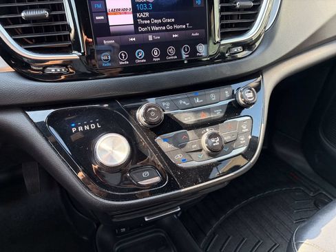 Used 2019 Chrysler Pacifica Touring-L FWD image 26