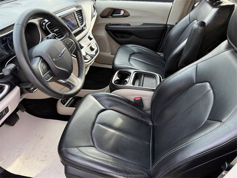 Used 2020 Chrysler Voyager Lxi image 9