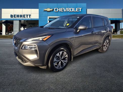 Used 2023 Nissan Rogue SV image 2