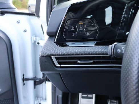 Certified 2024 Volkswagen Golf R image 40