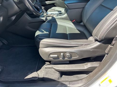 Used 2022 Chevrolet Traverse RS image 22