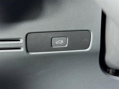 Used 2024 Volvo XC40 B5 Ultimate w/ Protection Package Premier image 11