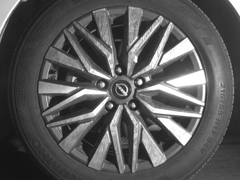 Used 2025 Nissan Altima 2.5 SV FWD image 12