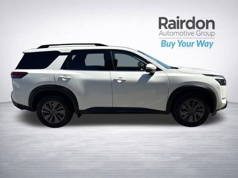 Used 2024 Nissan Pathfinder SV FWD image 8