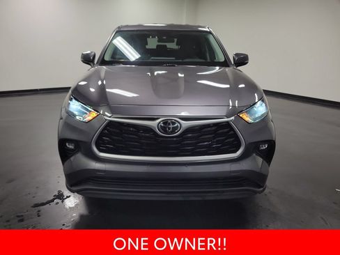 Used 2022 Toyota Highlander LE AWD/4WD image 3