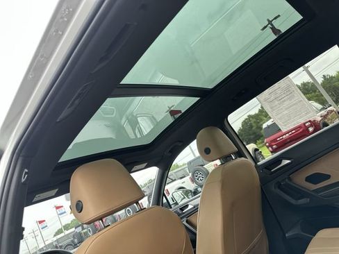 Used 2023 Volkswagen Tiguan SE w/ Panoramic Sunroof Package FWD image 18