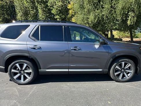 New 2025 Honda Pilot Touring image 3