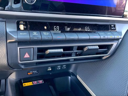 Used 2025 Toyota Camry SE w/ Convenience Package image 32