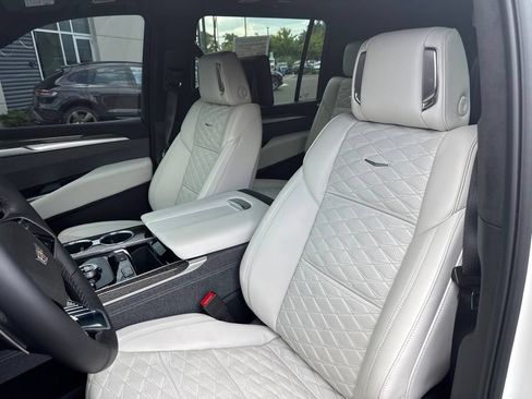 Used 2025 Cadillac Escalade ESV V AWD/4WD image 8