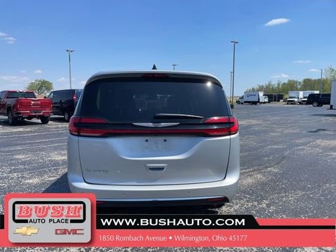 Used 2024 Chrysler Pacifica Touring-L FWD image 7