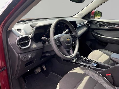 Used 2025 Chevrolet TrailBlazer LT FWD image 17