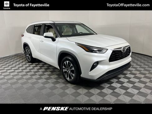Used 2022 Toyota Highlander XLE FWD image 6