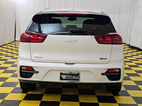 Used 2022 Kia Niro EX image 4