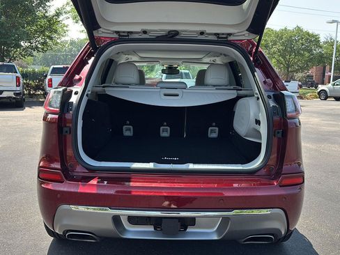 Used 2019 Jeep Cherokee Overland w/ Technology Group AWD/4WD image 18