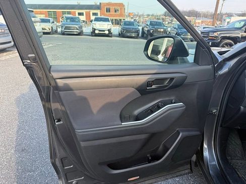 Used 2022 Toyota Highlander L image 20
