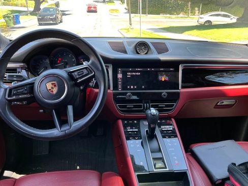 Used 2023 Porsche Macan AWD/4WD image 4