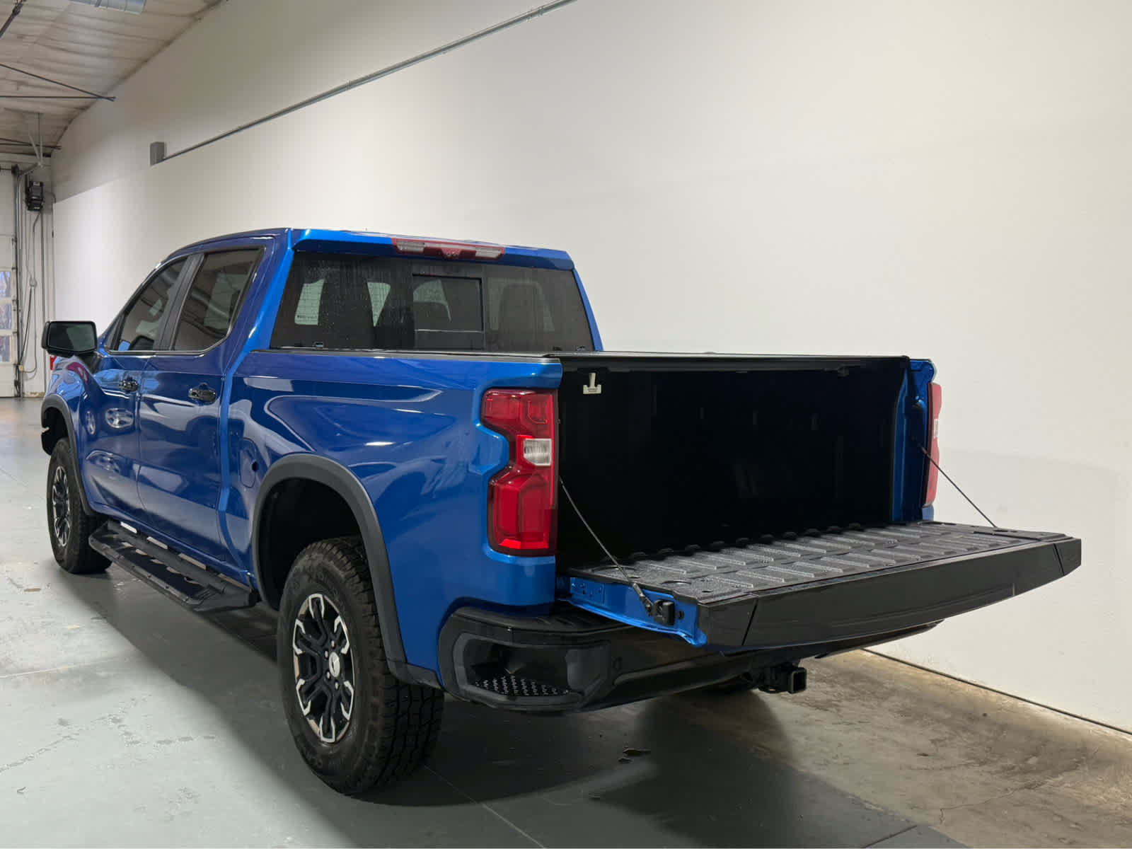 Used 2023 Chevrolet Silverado 1500 ZR2 w/ Technology Package AWD/4WD image 4