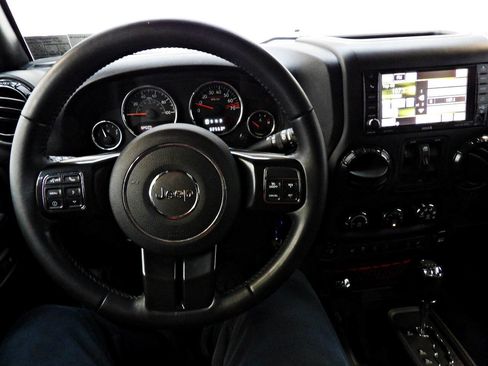 Used 2017 Jeep Wrangler Unlimited Rubicon image 16