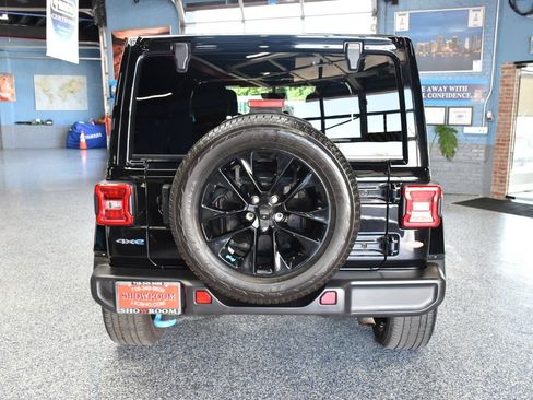 Used 2023 Jeep Wrangler Unlimited Sahara AWD/4WD image 6