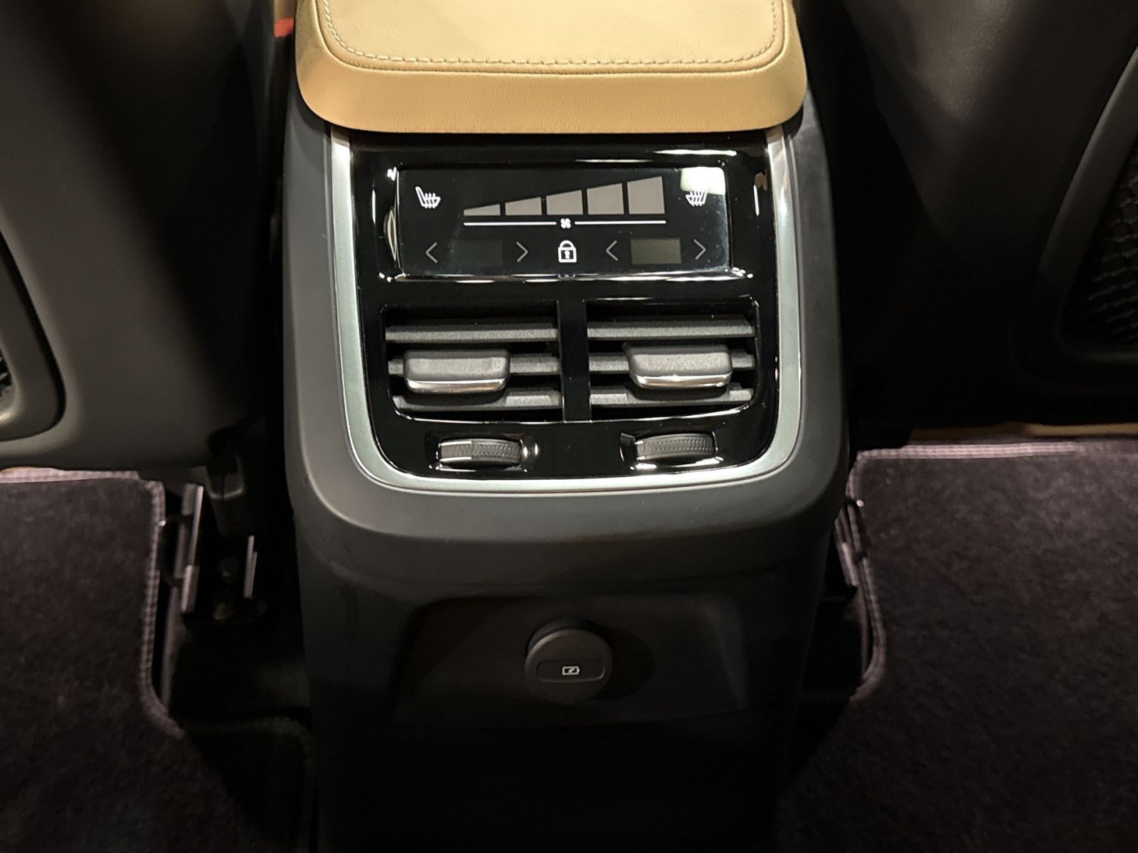Used 2024 Volvo XC90 T8 Ultimate w/ Protection Package Premier AWD/4WD image 23