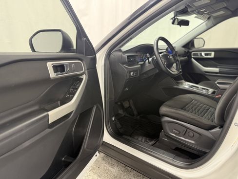 Used 2020 Ford Explorer XLT w/ Comfort Package image 11