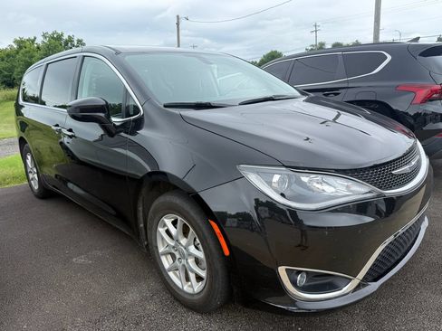 Used 2020 Chrysler Pacifica Touring w/ Cold Weather Group FWD image 4