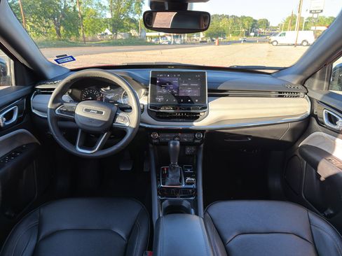 Used 2024 Jeep Compass Limited image 3