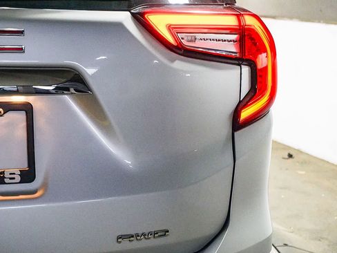 Used 2022 GMC Terrain SLT image 12