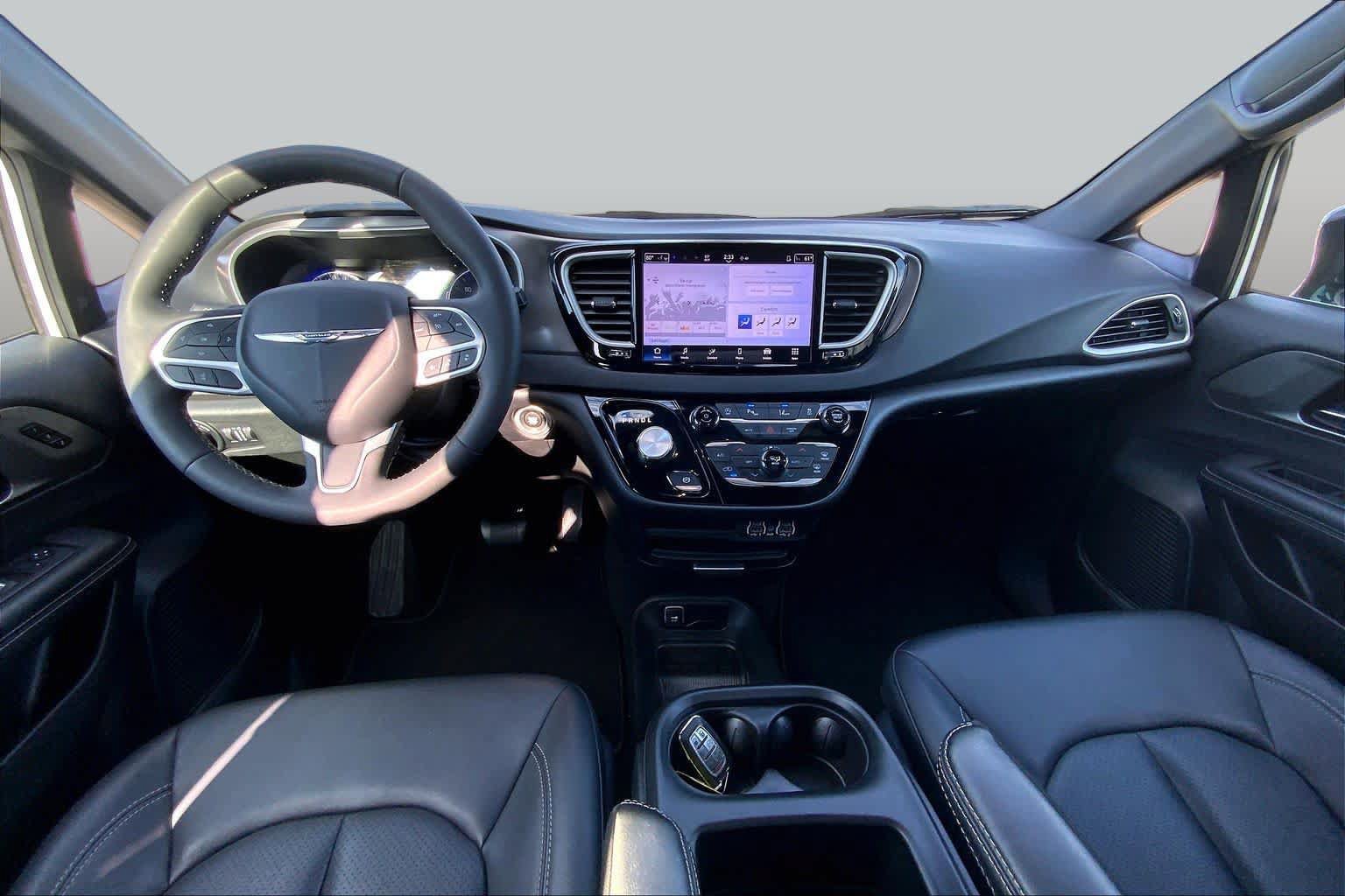 Used 2025 Chrysler Pacifica Select FWD image 15