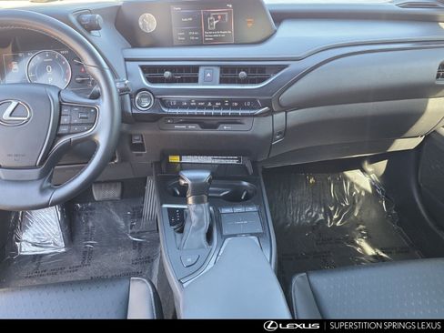 Certified 2022 Lexus UX 200 w/ Accessory Package (Z2) image 27