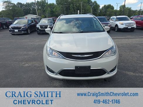 Used 2017 Chrysler Pacifica Touring-L FWD image 9