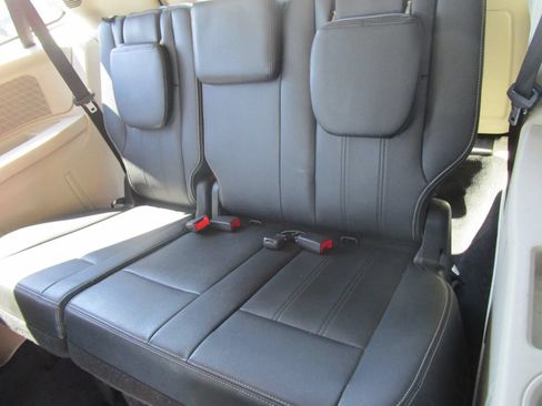 Used 2014 Chrysler Town & Country Touring FWD image 20