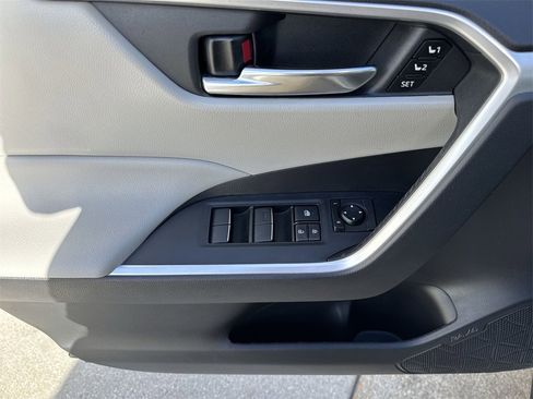 Used 2021 Toyota RAV4 XLE Premium image 41