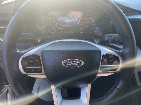 Used 2023 Ford Explorer XLT image 4