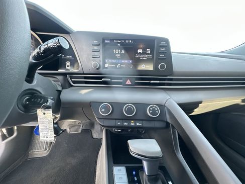 Used 2023 Hyundai Elantra SE image 13