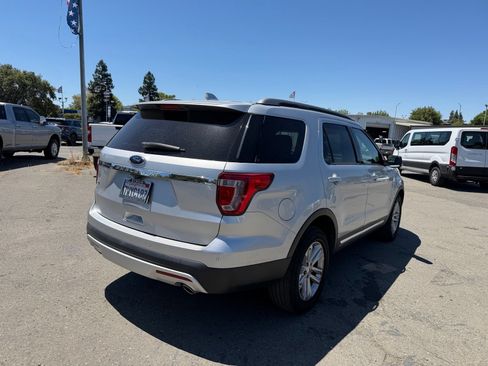 Used 2017 Ford Explorer XLT w/ Equipment Group 201A FWD image 5