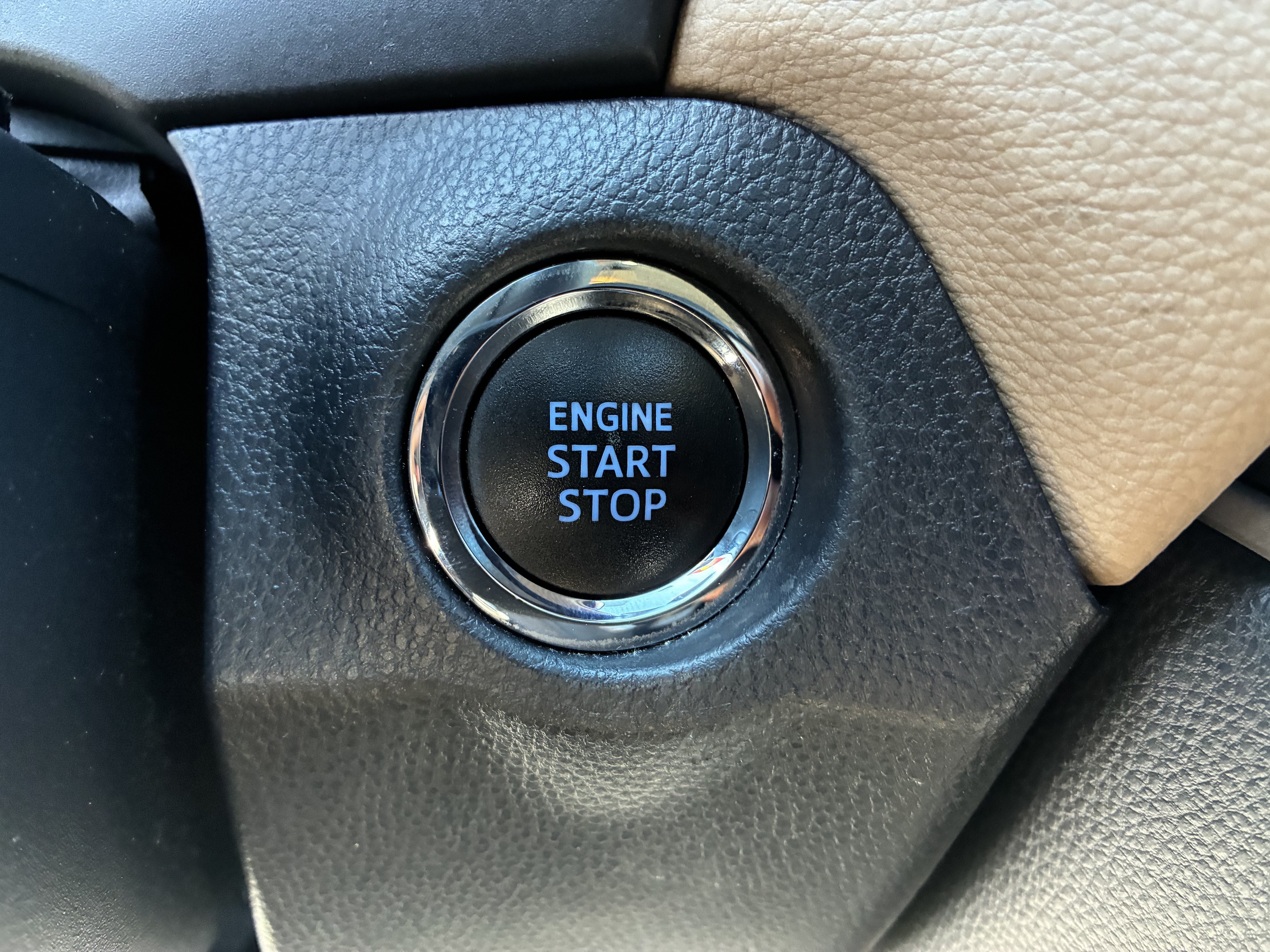 Used 2020 Toyota RAV4 XLE Premium FWD image 32