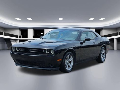 Used 2018 Dodge Challenger SXT RWD image 9