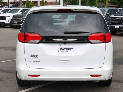 Used 2023 Chrysler Voyager LX FWD image 4