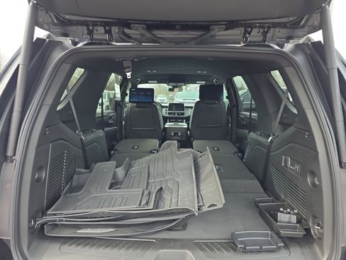Used 2024 GMC Yukon SLT w/ SLT Luxury Package image 5