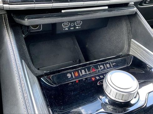 Certified 2024 Jeep Wagoneer Series II w/ Flexible Seating Group image 24