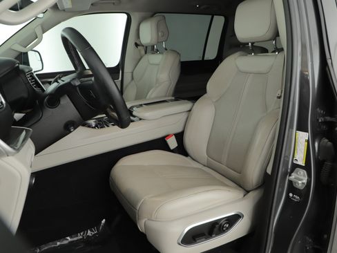 Used 2022 Jeep Wagoneer Series II AWD/4WD image 9