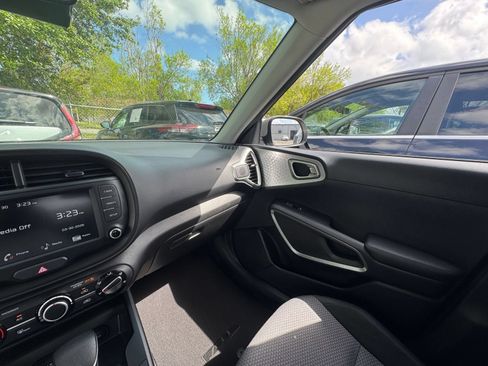 Used 2025 Kia Soul LX w/ LX Technology Package FWD image 33