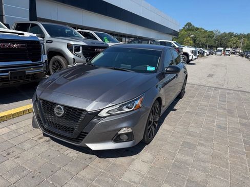 Used 2022 Nissan Altima 2.5 SR w/ Midnight Edition Package FWD image 3