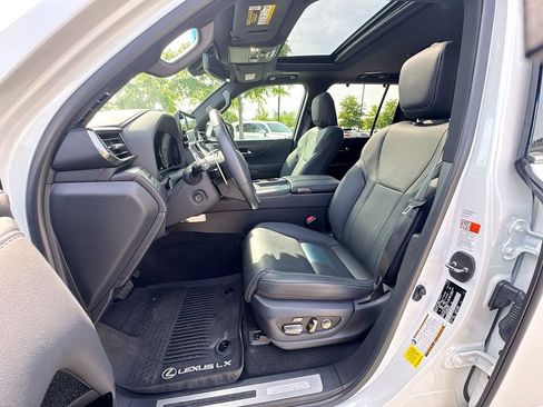 Used 2024 Lexus LX 600 4WD w/ Luxury Package image 19